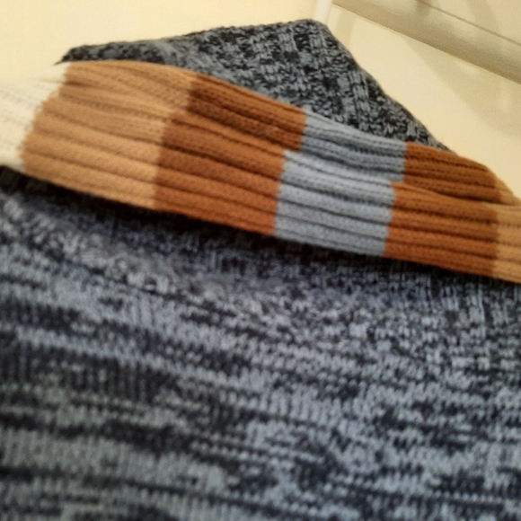 Sweater - Picture 5 of 6